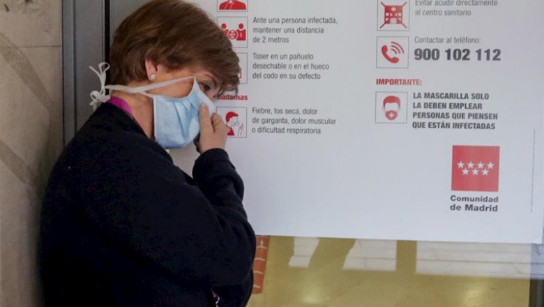 ep una enfermera descansa en una de las puertas pertenecientes al hospital gregorio maranon de