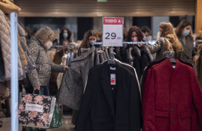 ep una mujer ojea una prenda en una tienda de ropa durante el comienzo de las rebajas de invierno