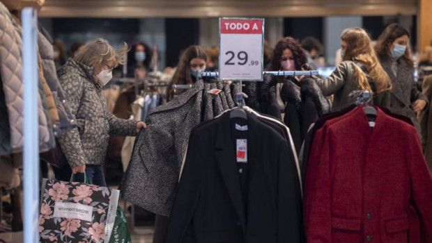 ep una mujer ojea una prenda en una tienda de ropa durante el comienzo de las rebajas de invierno