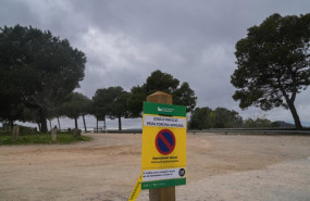 ep una valla indica la prohibicion del acceso al parque natural de collserola barcelona ep una valla indica la prohibicion del acceso al parque natural de collserola barcelona