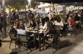 ep varios jovenes sentados en una terraza en la la latina zona tipica de tapas y copas de la capital