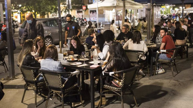 ep varios jovenes sentados en una terraza en la la latina zona tipica de tapas y copas de la capital