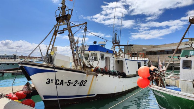 ep archivo   barco de pesca artesanal de la lonja de conil de la frontera cadiz