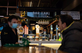 ep archivo   dos clientes en un bar