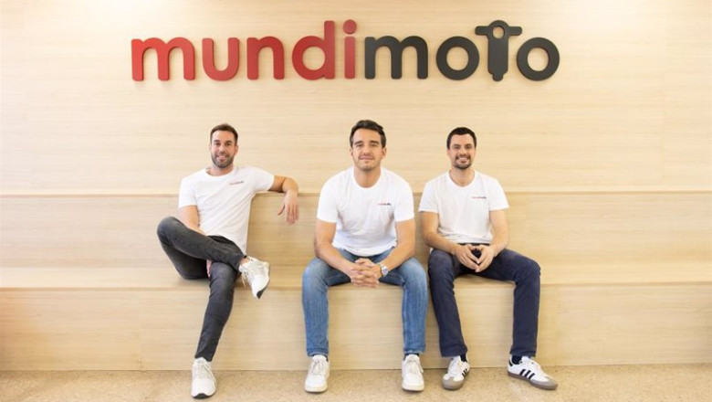 ep archivo los fundadores de mundimoto alberto fossas y josep talavera junta al director de ep archivo los fundadores de mundimoto alberto fossas y josep talavera junta al director de
