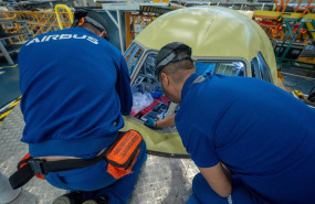 ep archivo   operarios de airbus durante la fabricacion en la linea de montaje del avion c295