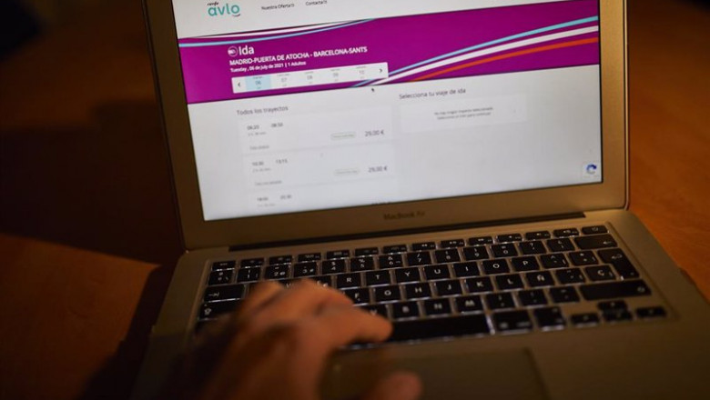 Archivo - Selección de un viaje de ida a Barcelona a un precio de 5 euros la página web de Avlo | Jesús Hellín - Europa Press - Archivo ep archivo seleccion de un viaje de ida a barcelona a un precio de 5 euros la pagina web de avlo