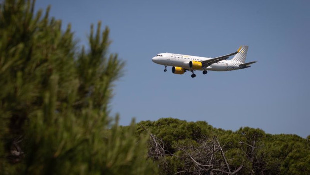 ep archivo   un avion sobrevuela el aeropuerto de barcelona
