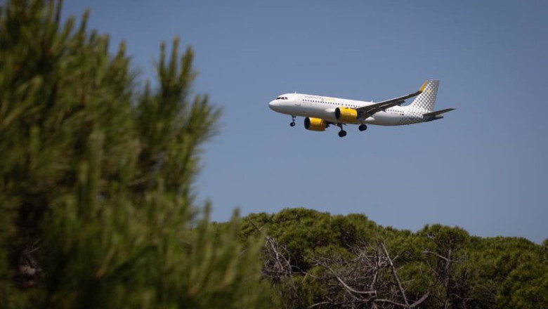 Archivo - Un avión sobrevuela el Aeropuerto de Barcelona | David Zorrakino - Europa Press - Archivo ep archivo un avion sobrevuela el aeropuerto de barcelona