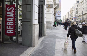 ep archivo   un cartel de rebajas en una calle comercial del centro de madrid