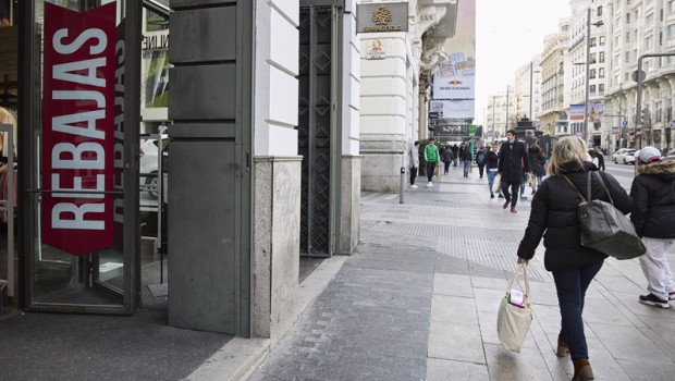 ep archivo   un cartel de rebajas en una calle comercial del centro de madrid