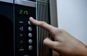 ep archivo   un reloj en la pantalla de un microondas