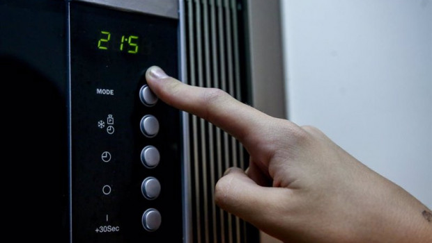 ep archivo   un reloj en la pantalla de un microondas