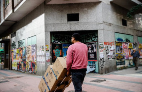 ep archivo   un repartidor carga con varias cajas