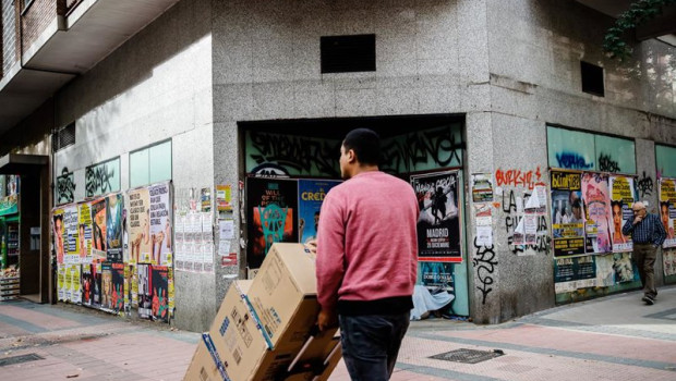 ep archivo   un repartidor carga con varias cajas