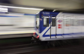 ep archivo   un tren llega al anden de la estacion de metro de sol