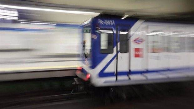 ep archivo   un tren llega al anden de la estacion de metro de sol