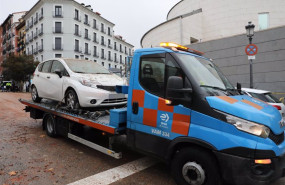 ep archivo una grua municipal traslada un coche danado ep archivo una grua municipal traslada un coche danado
