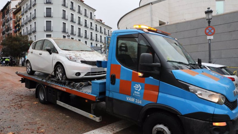 Archivo - Una grúa municipal traslada un coche dañado | Marta Fernández - Europa Press - Archivo ep archivo una grua municipal traslada un coche danado