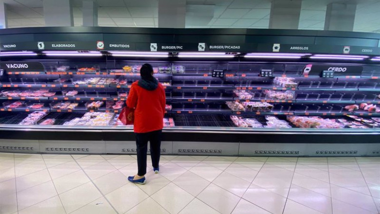 ep archivo una mujer haciendo la compra en un supermercado ep archivo una mujer haciendo la compra en un supermercado