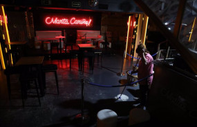 ep archivo - una trabajadora limpia el suelo del restaurante marta carino en madrid espana