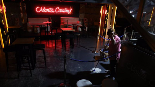 ep archivo - una trabajadora limpia el suelo del restaurante marta carino en madrid espana