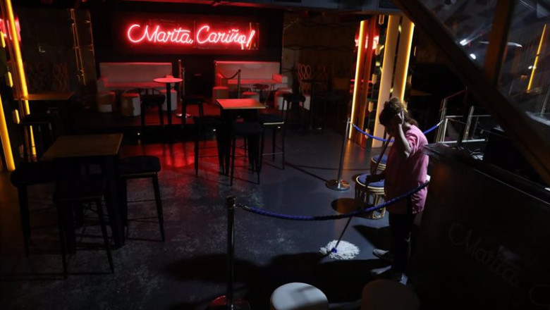 ep archivo - una trabajadora limpia el suelo del restaurante marta carino en madrid espana