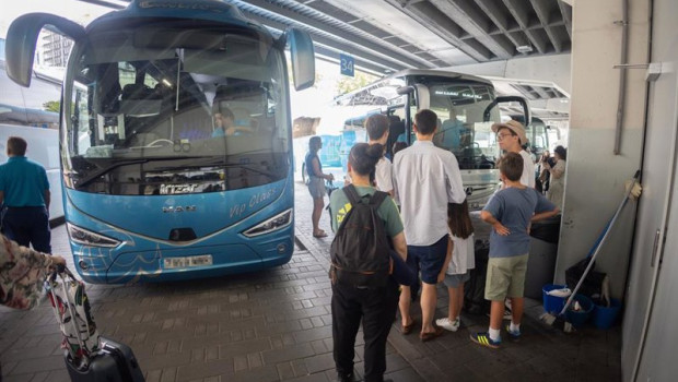 ep archivo varias personas esperan para coger un autobus ep archivo varias personas esperan para coger un autobus