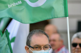 ep archivo   varias personas se manifiestan con banderas de la central sindical independiente y de