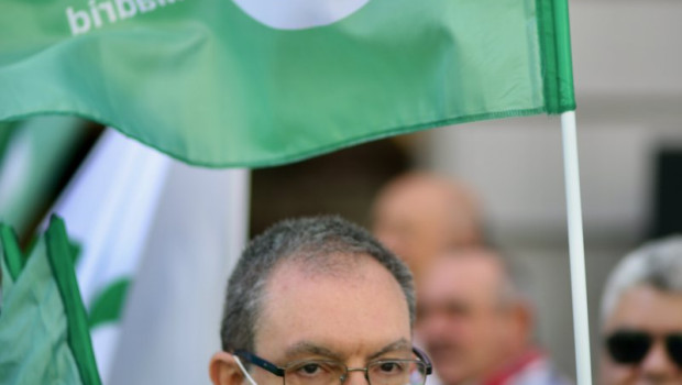 ep archivo   varias personas se manifiestan con banderas de la central sindical independiente y de