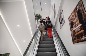 ep archivo   varias personas suben por una escalera mecanica en la inauguracion de una tienda uniqlo