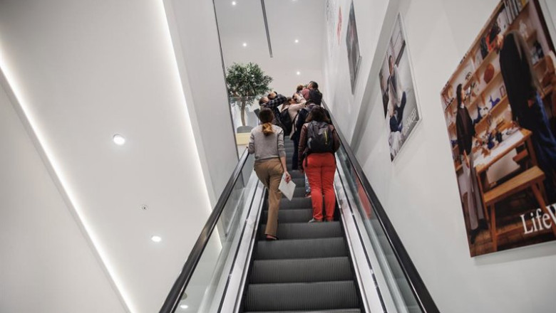 ep archivo varias personas suben por una escalera mecanica en la inauguracion de una tienda uniqlo ep archivo varias personas suben por una escalera mecanica en la inauguracion de una tienda uniqlo