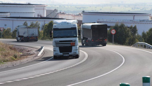 ep archivo   varios camiones circulando por una carretera