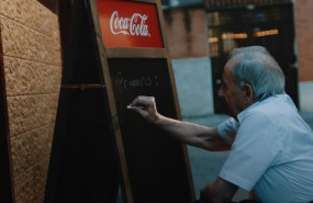 ep camarero escribiendo menu en pizarra de coca cola