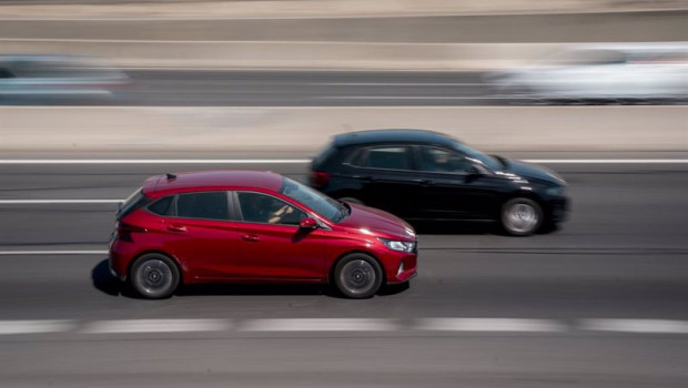 ep dos coches circulan en la autovia a 4 a 11 de agosto de 2023 en madrid espana