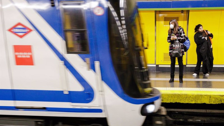 ep dos mujeres esperan a un metro suben en el anden de la estacion de metro de callao a 26 de enero ep dos mujeres esperan a un metro suben en el anden de la estacion de metro de callao a 26 de enero