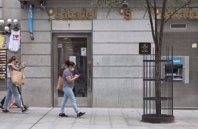 ep dos mujeres pasan por una sucursal de banco sabadell a 2 de septiembre de 2021 en madrid espana ep dos mujeres pasan por una sucursal de banco sabadell a 2 de septiembre de 2021 en madrid espana