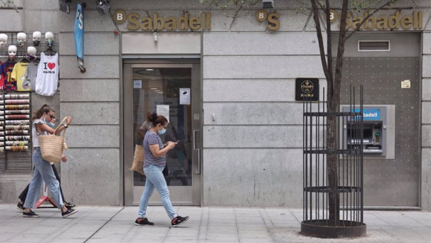 ep dos mujeres pasan por una sucursal de banco sabadell a 2 de septiembre de 2021 en madrid espana