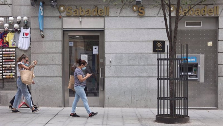 Eduardo Parra - Europa Press ep dos mujeres pasan por una sucursal de banco sabadell a 2 de septiembre de 2021 en madrid espana
