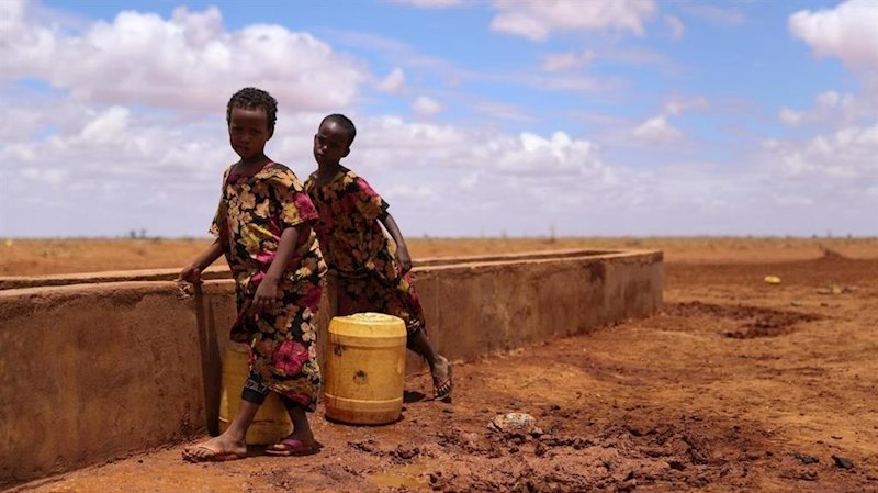 ep dos ninos en punto de recogida de agua en kenia ep dos ninos en punto de recogida de agua en kenia