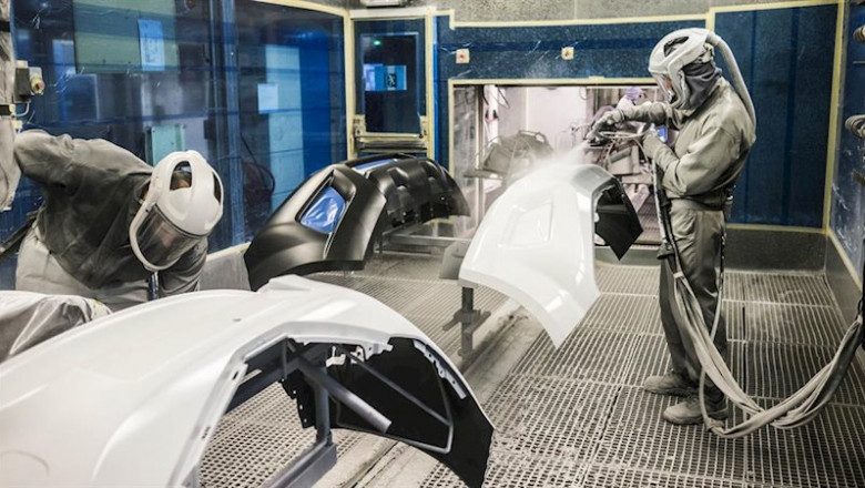 ep dos operarios trabajan en la planta de pintura de la fabrica de nissan en la zona franca de