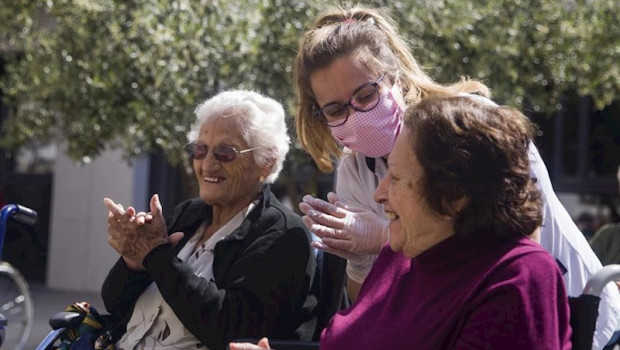 ep dos residentes de la residencia de mayores vitalia kansas salen al patio durante unos minutos