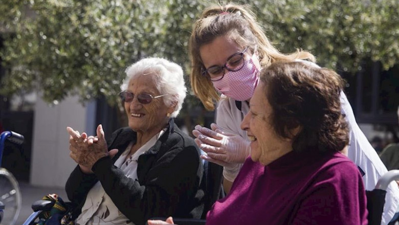 ep dos residentes de la residencia de mayores vitalia kansas salen al patio durante unos minutos ep dos residentes de la residencia de mayores vitalia kansas salen al patio durante unos minutos
