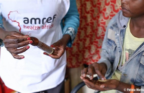 ep educadora de amref asesorando a una joven sobre salud sexual