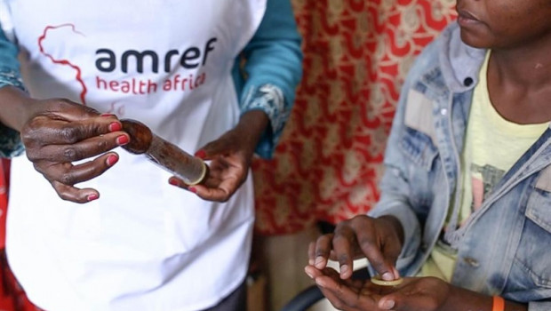 ep educadora de amref asesorando a una joven sobre salud sexual