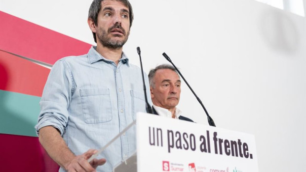 ep el ministro de cultura ernest urtasun y el diputado de sumar enrique santiago durante una rueda