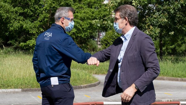 ep el presidente de la xunta alberto nunez feijoo y el director de psa vigo ignacio bueno en una