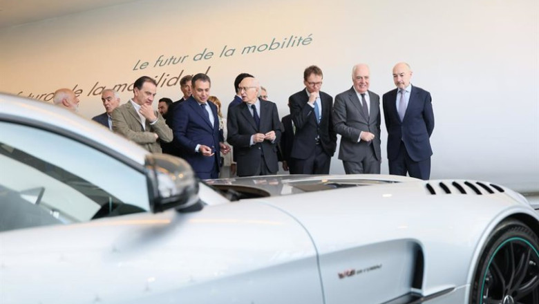 El presidente de Mercedes-Benz España y Head of Mercedes-Benz Iberia, Reiner Hoeps, en la exposición 'Mercedes-Benz. Motorsport. El espíritu de las Flechas de Plata', en Mobility City. | CHUS MARCHADOR ep el presidente de mercedes benz espana y head of mercedes benz iberia reiner hoeps en la