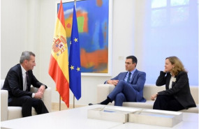 ep el presidente del gobierno en funciones pedro sanchez con el comisario europeo para presupuesto y