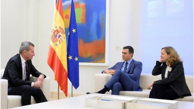ep el presidente del gobierno en funciones pedro sanchez con el comisario europeo para presupuesto y